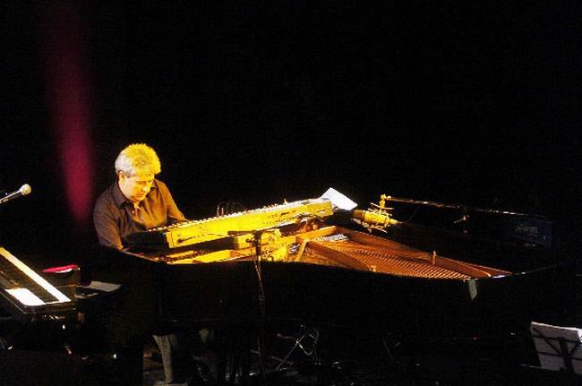 Parmisano al frente del piano (Internet). Parmisano al frente del piano (Internet).