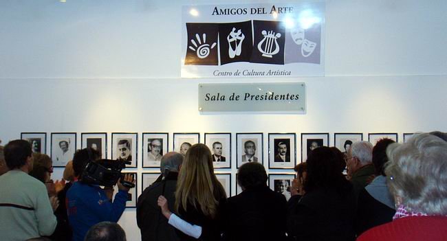 Ex presidentes y familiares, tras el corte de cintas de la flamante sala.