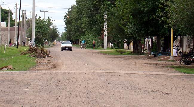 Las calles de tierra del barrio Colón serán pronto menos (Archivo).