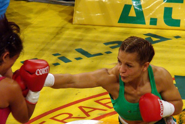 Bopp conecta un derechazo.