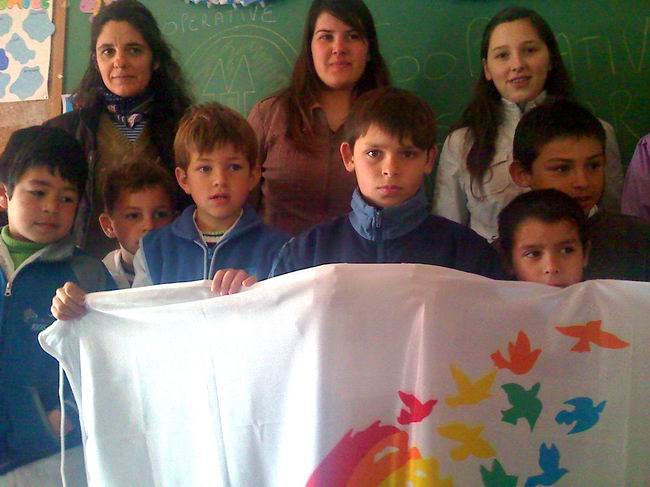 Alumnos y docentes en la escuela Fortín de los Sunchales.