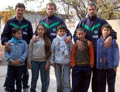 Los referentes del plantel albiverde junto a chicos de la institución (Foto: Prensa Unión). Los referentes del plantel albiverde junto a chicos de la institución (Foto: Prensa Unión).