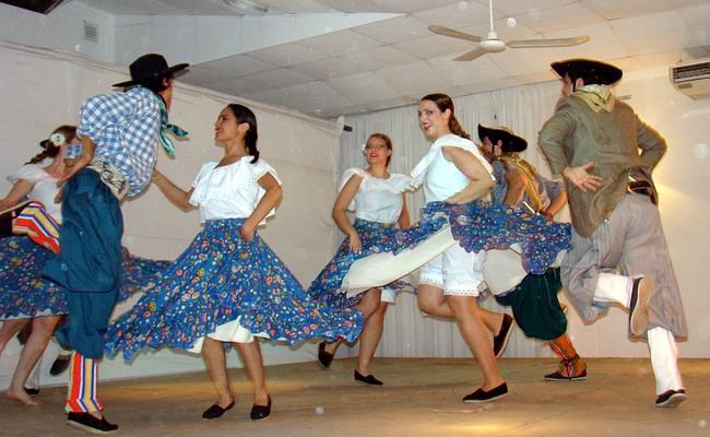 Los ritmos nacionales se fueron sucediendo sobre el escenario.