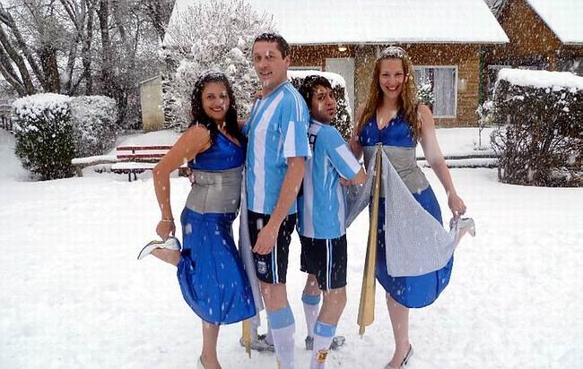 Los actores posan en la escenografía natural del Sur argentino (Foto: Isokas).