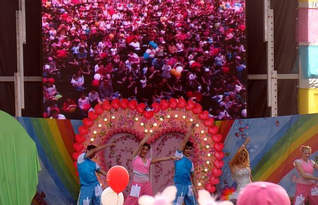 Mientras Panam baila su coreografía, la pantalla muestra a los miles de presentes.