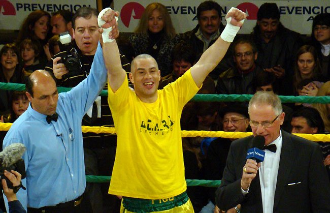 Pigu, los brazos en alto para un rápido triunfo.