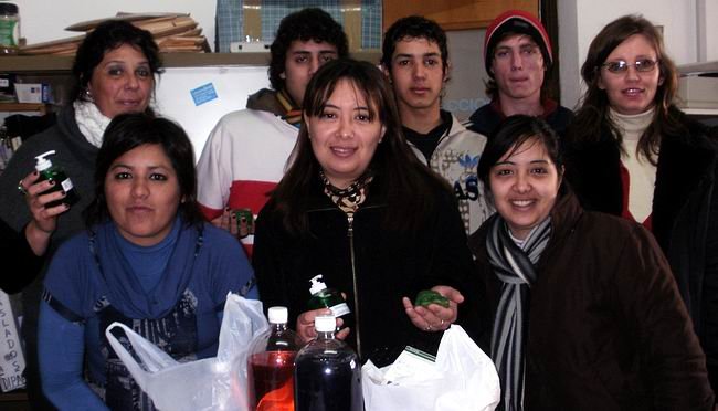 Los alumnos responsables del proyecto. Al centro, la directora del hospital.