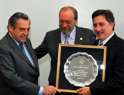 El momento de la entrega del premio (Foto: Prensa Grupo Sancor Seguros).