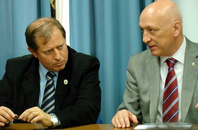 Trinchieri y Bonfatti, durante la firma del acuerdo.