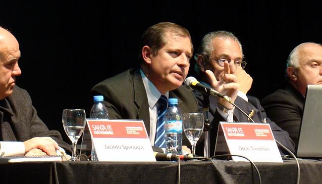 Trinchieri, disertando en la mesa principal.