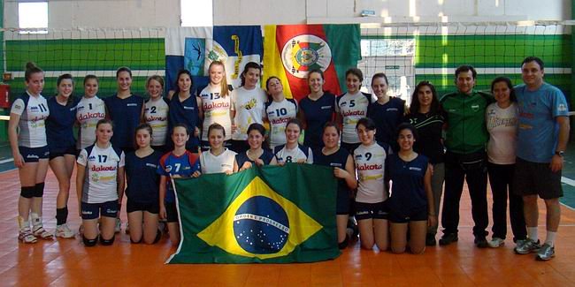 Las chicas de las dos ciudades, posando juntas, tras el partido.