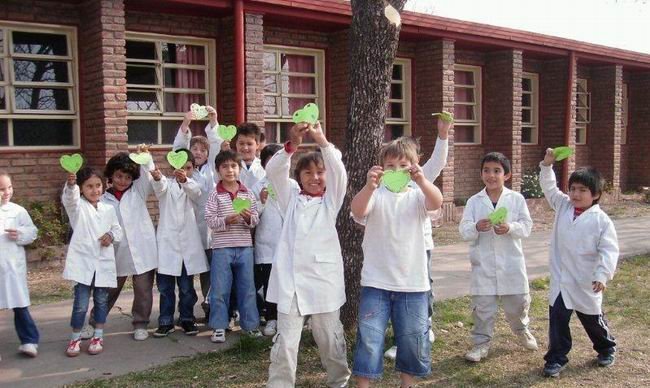 Los chicos, en la campaña ecológica (Foto: Gentileza escuela).