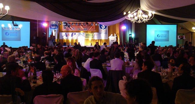 Una vista del salón colmado de empresarios e industriales.