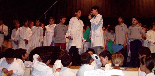 Los chicos que participaron del encuentro, en el escenario (Foto: Prensa Municipalidad).
