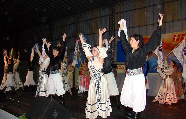 El final fue con todos los bailarines sobre el escenario, recibiendo un extenso aplauso.