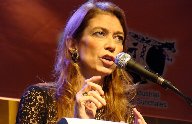 La ministra Giorgi, durante su discurso, anoche.