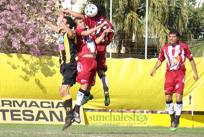 En toda la cancha se luchó cada pelota.