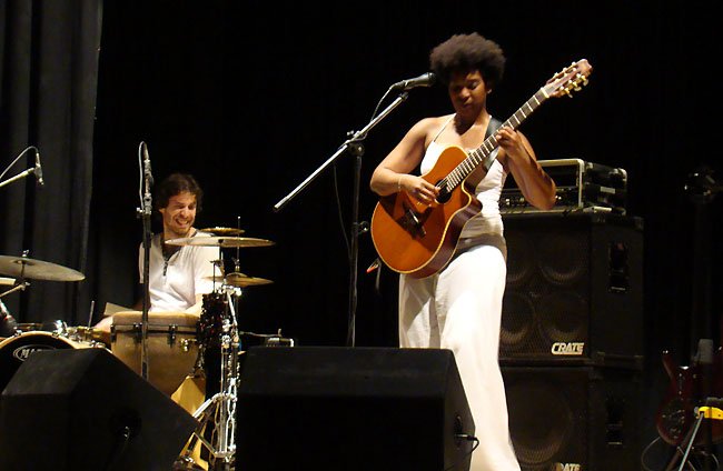 La cubana, en plena ejecución.