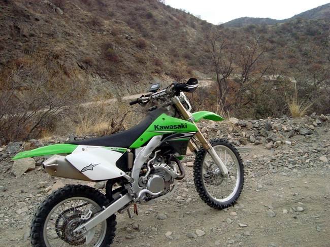 La moto descansa con la escenografía diferente a la habitual de fondo (Foto: Suncho Enduro Pampa).