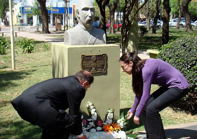 El momento de la ofrenda floral para don Carlos Steigleder.