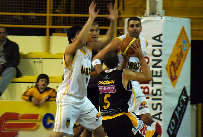 Stockman, de buen rendimiento, prepara el lanzamiento ante varias camisetas rivales.