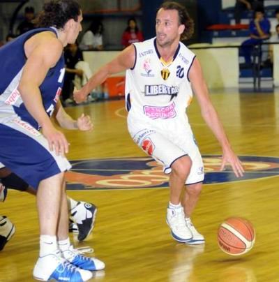 Ginóbili organiza el ataque aurinegro (Foto: Infoliga).