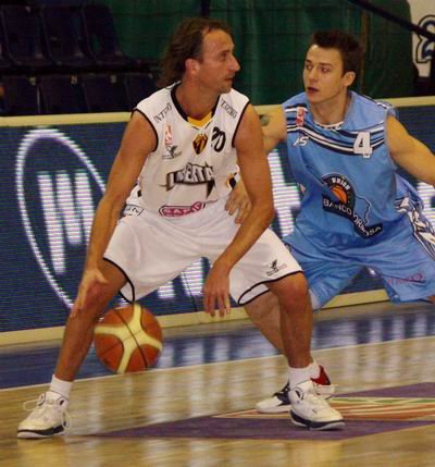 Ginóbili arma el juego ofensivo aurinegro (Foto: AdC).