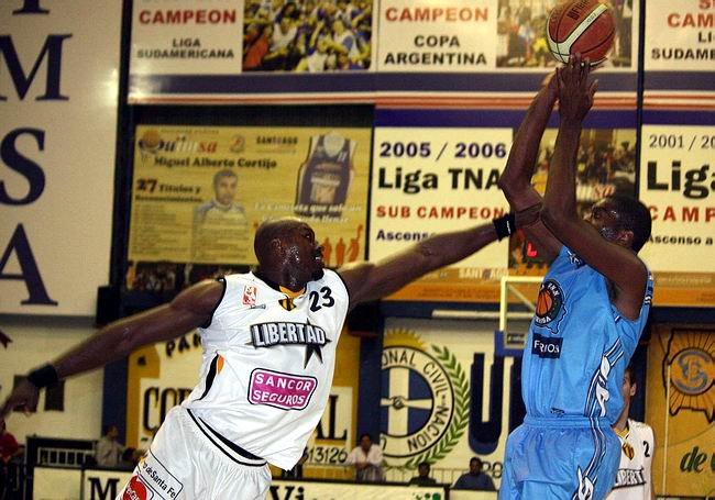 Battle se esfuerza para controlar a Derrick Alston, ex Libertad y actual foráneo de La Unión (Foto: AdC).
