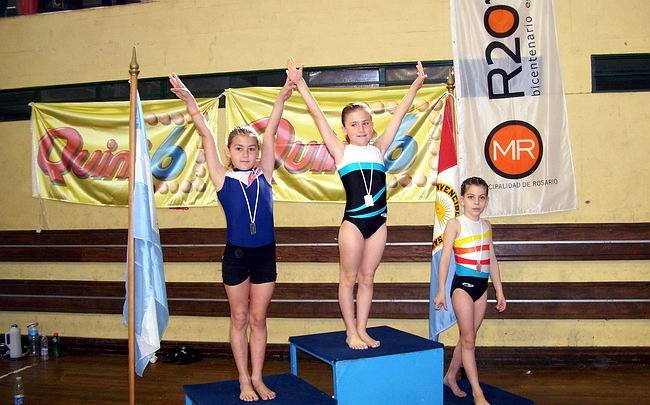Sofía, de azul, en el podio de Rosario (Foto: Gentileza Gimnasia Unión).