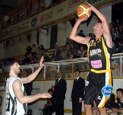 Ginóbili, fundamental en la conducción aurinegra. Ginóbili, fundamental en la conducción aurinegra.