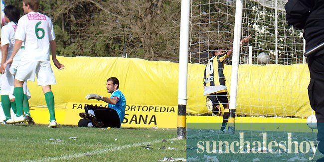 Marcos acaba de rematar dentro del arco y sale a festejar la igualdad.