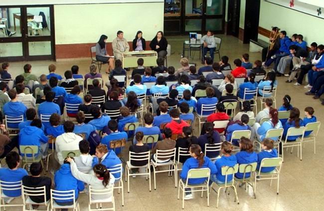 Un momento de la maratón de lectura que tuvo lugar el pasado viernes (Foto: Prensa escuela).