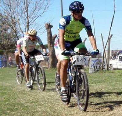 Schaberger recorriendo el circuito rosquinense (Foto: Prensa Rural Bike).