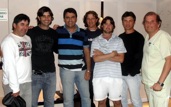 Brown junto a parte del plantel y dirigentes albiverdes (Foto: Prensa Unión).