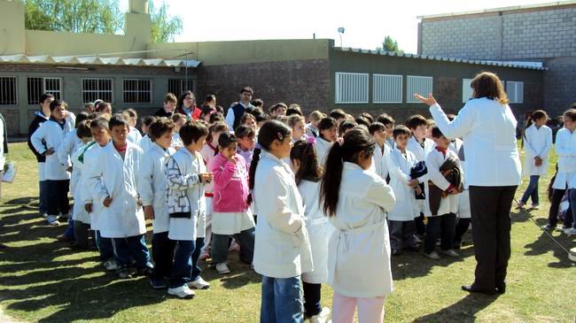 Alumnos de la escuela Savio, participando del recorrido informativo (Foto: Prensa escuela).