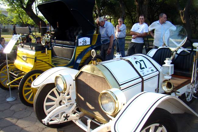 Dos de los autos más antiguos que estuvieron en exposición.