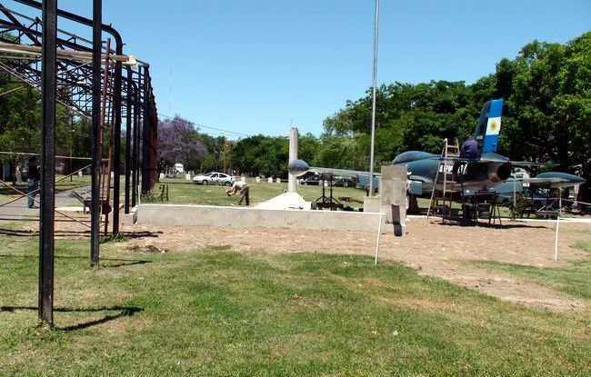 El avión, tal como está siendo preparado en Santa Fe. El avión, tal como está siendo preparado en Santa Fe.