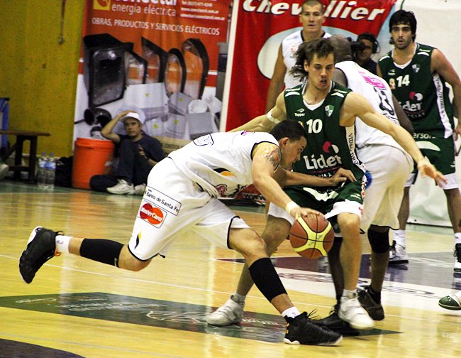 Galindo intenta penetrar pero se topa con la marca de Gerlero (Foto: Diego Rosso).