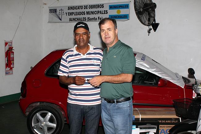 Juan José Ramallo recibe las llaves del auto, en manos de Adrián Bertolini. (Foto: prensa Soem).