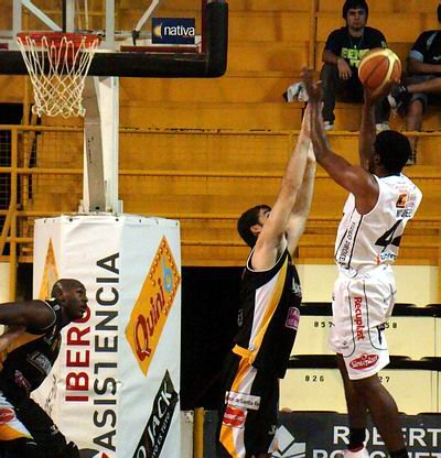 El recuerdo más fresco, victoria aurinegra con Cantero en cancha.