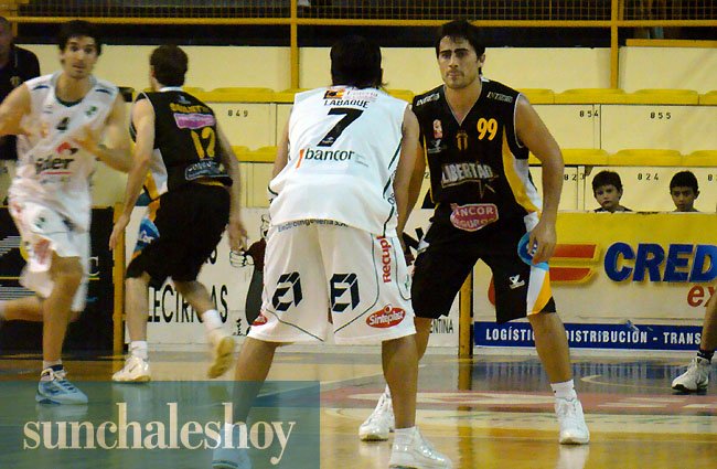 Cantero, la figura de la noche, marca a Lábaque.