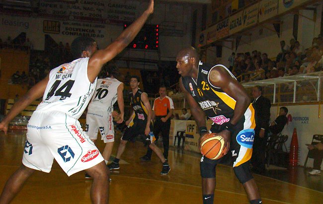 Robert aportó 17 puntos, con 7/9 en dobles.