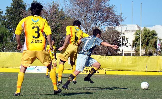 El recuerdo de Crucero, jugando en cancha de Libertad en marzo de este año.