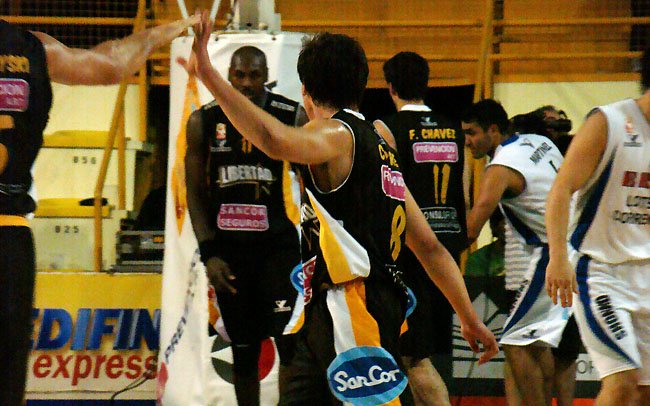 Correa acaba de convertir un triple y festeja con Wolkowyski.