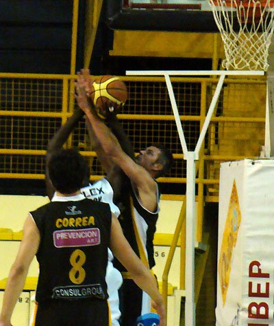 Langhi, el lungo extranjero, en acción. Aportó 7 tantos en ofensiva.