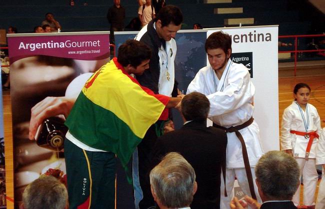 Marcelo Sobrero (h) en el podio (Foto: Gentileza subcomisión Karate).