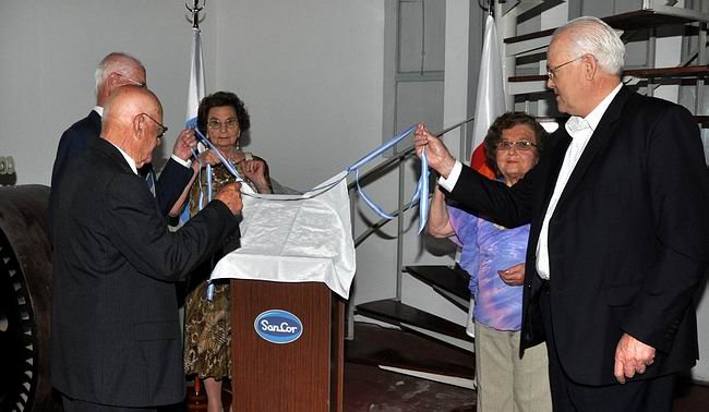 Las autoridades de la empresa, descubriendo un reconocimiento a los pioneros (Foto: Prensa SanCor).