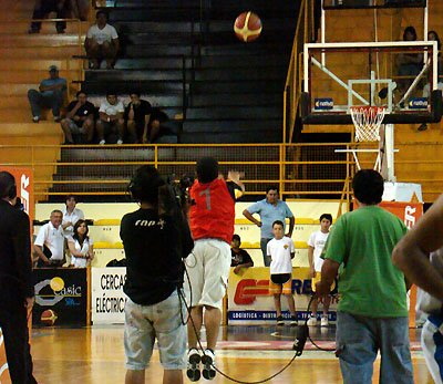 Ultimo participante y la pelota que viaja rumbo al borde del aro...