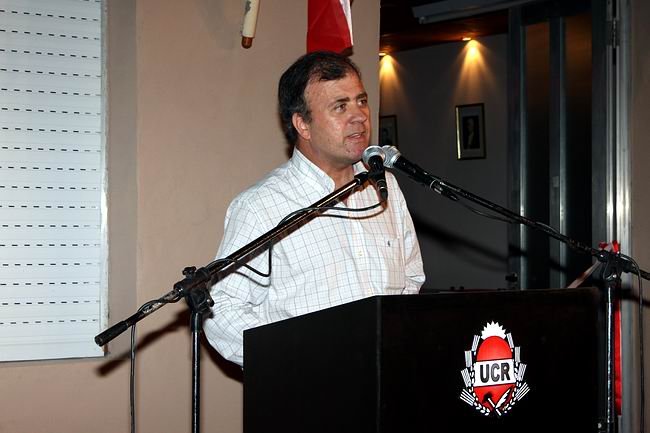 El titular local de la UCR, Adrián Bertolini, durante su discurso (Foto: Prensa UCR).