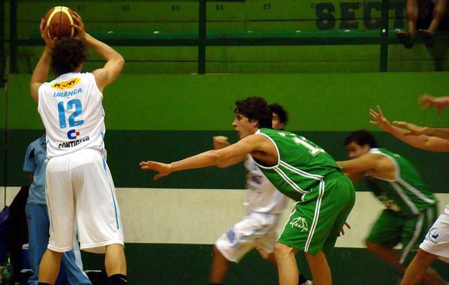 Barovero marca junto a otras manos que llegan en ayuda...